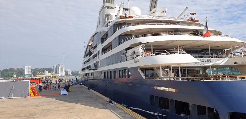Le Lapérouse accoste au port de croisière international d’Ha Long le 13 octobre. Photo : laodong.