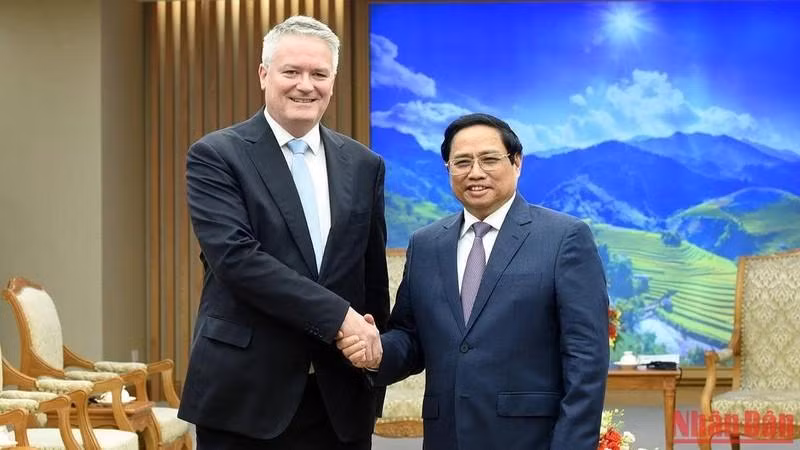 Le Premier ministre, Pham Minh Chinh (à droite), et le Secrétaire général de l'OCDE, Mathias Cormann. Photo : VNA.