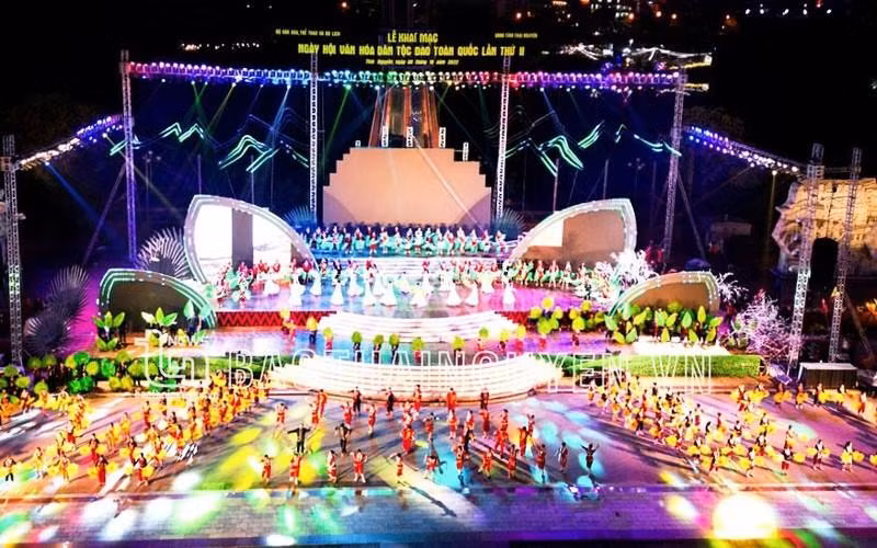 Un numéro artistique lors de la cérémonie d'ouverture du festival. Photo : baothainguyen.vn 