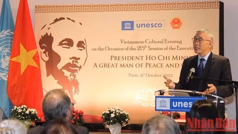Le directeur général adjoint de l'UNESCO, Xing Qu, prend la parole lors de l'événement. Photo : NDEL.