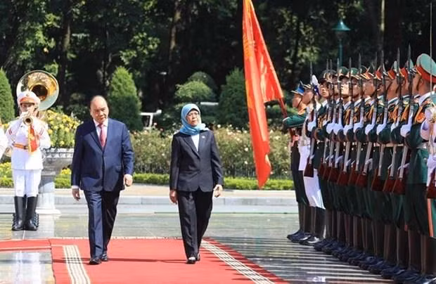 Cérémonie d'accueil de la présidente singapourienne Halimah Yacob. Photo: VNA