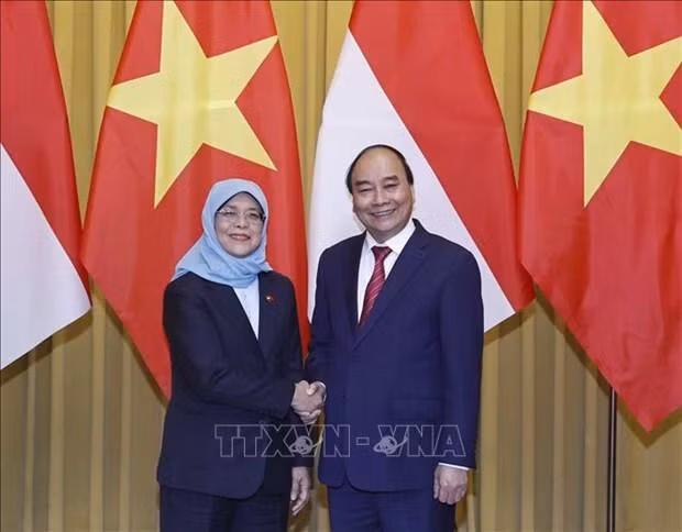 Le Président de la République Nguyên Xuân Phuc et son homologue singapourienne Halimah Yacob. Photo : VNA. Le Président de la République Nguyên Xuân Phuc et son homologue singapourienne Halimah Yacob. Photo : VNA.