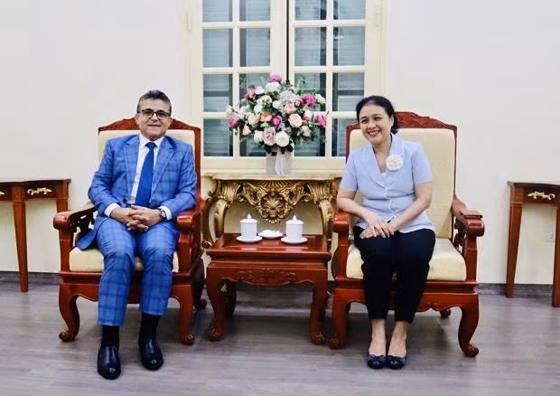 La présidente de la VUFO, Nguyên Phuong Nga, et l’ambassadeur palestinien au Vietnam, Saadi Salama. Photo : vufo.org.vn