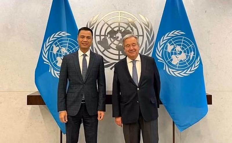 Le secrétaire général de l'ONU António Guterres (à droite) reçoit l'ambassadeur Dang Hoang Giang. Photo : VNA 