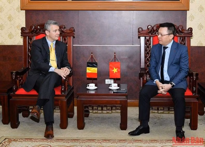 Le rédacteur en chef du Journal Nhân Dân, Lê Quôc Minh (à droite), reçoit l'ambassadeur de Belgique au Vietnam, Karl Hendrik Margareta Van Den Bossche. Photo : NDEL. 
