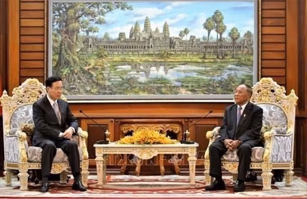 Vo Van Thuong (à gauche) et Samdech Heng Samrin. Photo : VNA.
