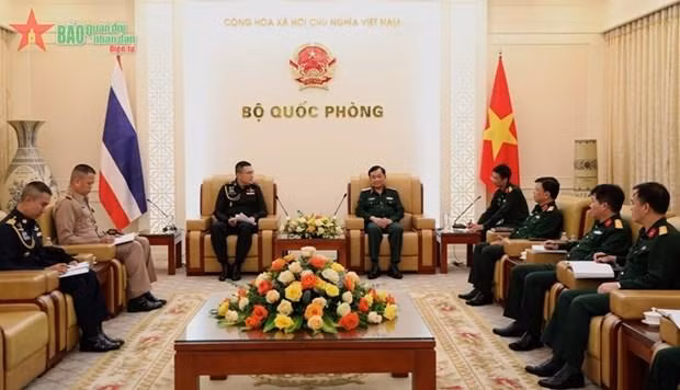 Rencontre avec les attachés militaires thaïlandais, le 27 octobre à Hanoï. Photo : QDND.