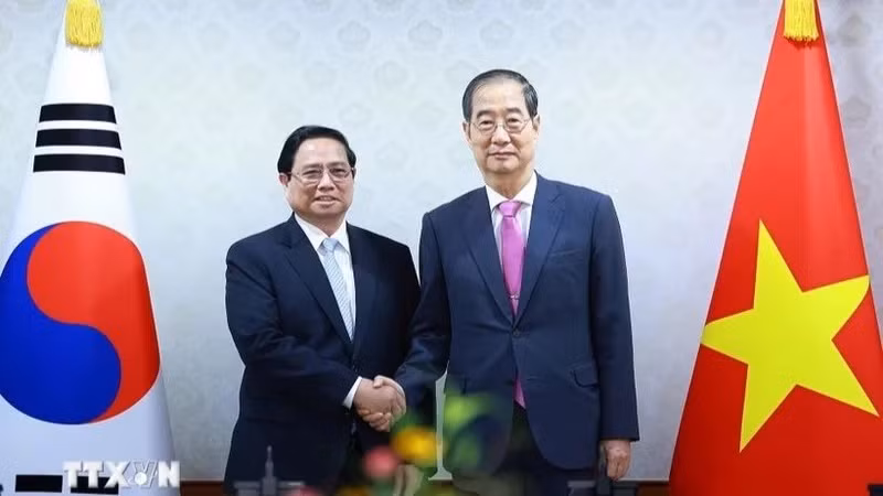 Le Premier ministre Pham Minh Chinh (à gauche) et son homologue coréen Han Duck-soo. Photo : VNA.