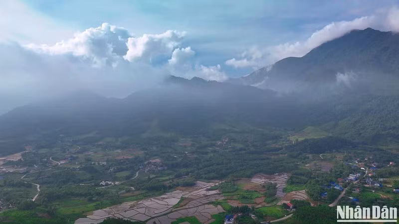 La cascade de Dông Tiên se trouve sur le versant oriental de Tam Dao, dans la commune de Ky Phu, district de Dai Tu, province de Thai Nguyên. Pour atteindre le site de rappel, les visiteurs doivent parcourir environ 5 km à travers des plantations de thé et pénétrer sous le couvert forestier. 