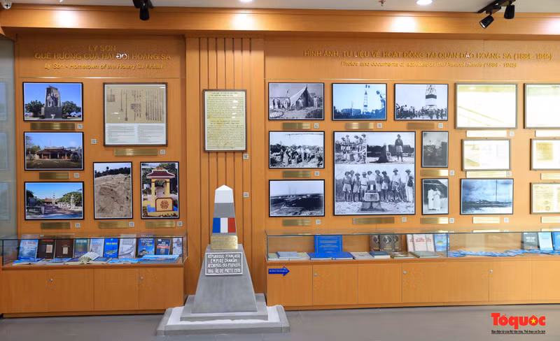 Cet endroit compte plus de 300 documents et objets et de nombreux écrans affichant des images et des documents sur le processus d’établissement de la souveraineté et de la gestion administrative ininterrompue du Vietnam depuis la dynastie des Nguyên jusqu’à aujourd’hui.