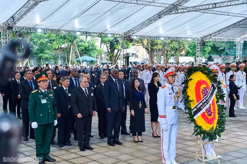 La délégation cubaine dirigée par Esteban Lazo Hernández, membre du Bureau Politique et Président de l’Assemblée nationale cubaine, a rendu hommage au Secrétaire général Nguyên Phu Trong le 25/7. Photo : baoquocte.