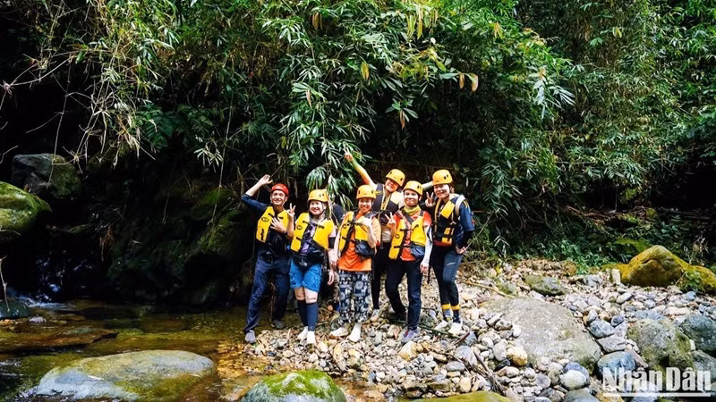 Selon Nguyên Van Thuc, un des membres fondateurs et opérateurs de Thai Nguyên Adventure, la communauté passionnée de tourisme d’aventure au Vietnam s’est développée rapidement récemment. Le canyoning, à lui seul, est particulièrement populaire à Dà Lat (Lâm Dông), attirant de nombreux touristes internationaux et jeunes vietnamiens. Le tourisme combiné avec le canyoning s’étend actuellement aux provinces montagneuses du nord. Selon Nguyên Van Thuc, un des membres fondateurs et opérateurs de Thai Nguyên Adventure, la communauté passionnée de tourisme d’aventure au Vietnam s’est développée rapidement récemment. Le canyoning, à lui seul, est particulièrement populaire à Dà Lat (Lâm Dông), attirant de nombreux touristes internationaux et jeunes vietnamiens. Le tourisme combiné avec le canyoning s’étend actuellement aux provinces montagneuses du nord.