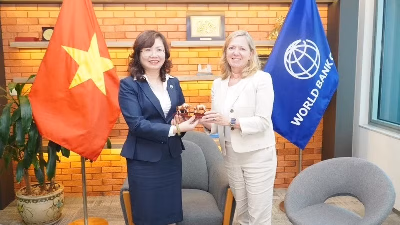 Vu Thi Chân Phuong, présidente de la Commission nationale des valeurs mobilières du Vietnam (à gauche) et Mariam Sherman, nouvelle directrice nationale de la Banque mondiale. Photo : NDEL.
