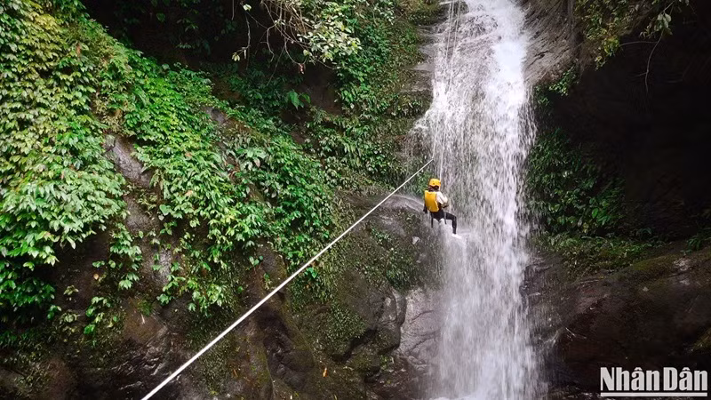 Nguyên Thi Hồng Nhung (34 ans, Thái Nguyên) a déclaré que c’était la première fois qu’elle essayait une excursion. Pour les débutants, le facteur le plus important est de choisir une agence de confiance et de faire du canyoning à un niveau facile pour garantir la sécurité et une expérience agréable. Nguyên Thi Hồng Nhung (34 ans, Thái Nguyên) a déclaré que c’était la première fois qu’elle essayait une excursion. Pour les débutants, le facteur le plus important est de choisir une agence de confiance et de faire du canyoning à un niveau facile pour garantir la sécurité et une expérience agréable.