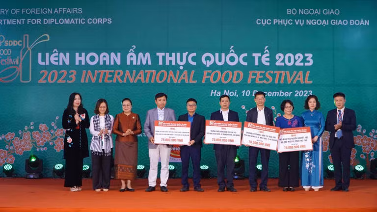 L’ambassadrice du Laos, Khamphao Ernthavanh (3e à partir de la gauche) au Festival international de la gastronomie 2023. Photo : baoquocte.