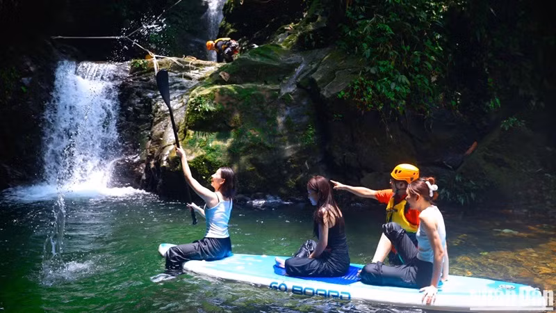 À la troisième cascade (haute de 3 mètres), les visiteurs peuvent se détendre en nageant doucement, faire du paddle, se reposer, prendre des photos et manger un en-cas pour booster l’énergie. À la troisième cascade (haute de 3 mètres), les visiteurs peuvent se détendre en nageant doucement, faire du paddle, se reposer, prendre des photos et manger un en-cas pour booster l’énergie.