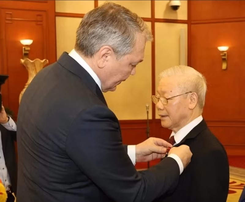 Leonid Kalashnikov, vice-président du Parti communiste de la Fédération de Russie, a remis le Prix Lénine au Secrétaire général Nguyên Phu Trong, le 15 décembre 2021. Photo : VNA.