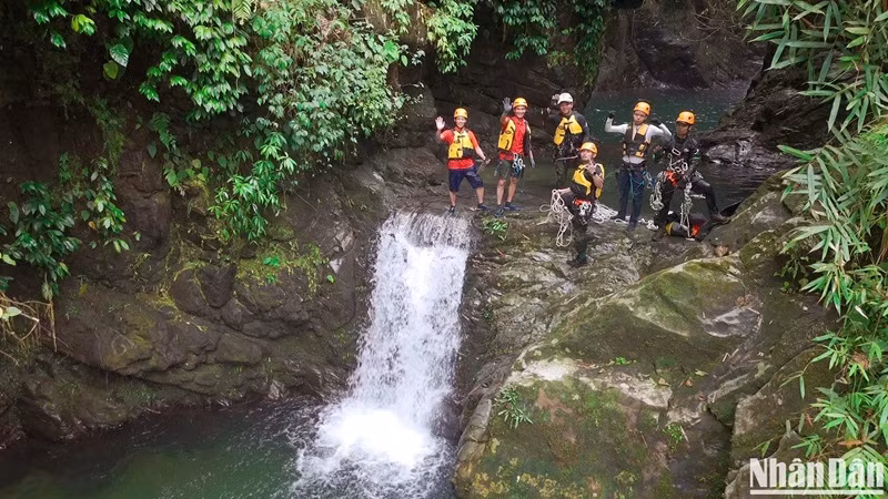 Après environ 2 heures de randonnée à travers les sentiers forestiers, les visiteurs atteignent la cascade de Dông Tiên composée de trois chutes d’eau successives. Les porteurs et l’équipe de sécurité de Rope Team Vietnam installent et vérifient rapidement les systèmes de cordes, mousquetons, et dispositifs de sécurité sur les sites de canyoning et de zipline. Après environ 2 heures de randonnée à travers les sentiers forestiers, les visiteurs atteignent la cascade de Dông Tiên composée de trois chutes d’eau successives. Les porteurs et l’équipe de sécurité de Rope Team Vietnam installent et vérifient rapidement les systèmes de cordes, mousquetons, et dispositifs de sécurité sur les sites de canyoning et de zipline.