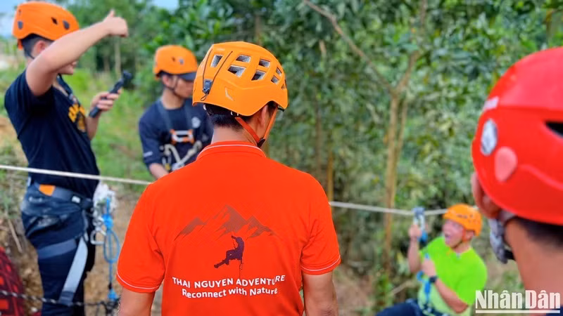 Pour garantir la sécurité, les participants pratiquent les techniques de canyoning et de zipline sur une colline voisine. Les guides et assistants veillent à chaque membre, offrant soutien et assistance dès les premières étapes. Les visiteurs ne doivent pas s’inquiéter outre mesure, mais ils doivent rester attentifs et suivre les consignes de base. Pour garantir la sécurité, les participants pratiquent les techniques de canyoning et de zipline sur une colline voisine. Les guides et assistants veillent à chaque membre, offrant soutien et assistance dès les premières étapes. Les visiteurs ne doivent pas s’inquiéter outre mesure, mais ils doivent rester attentifs et suivre les consignes de base.
