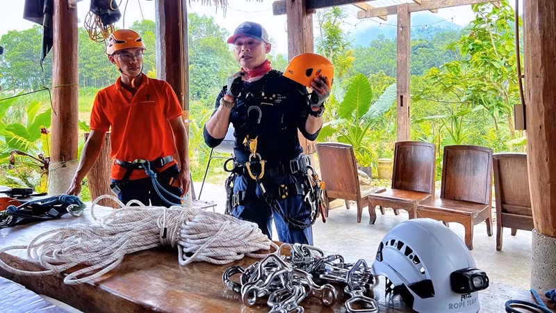 Le groupe est encadré par Trân Xuân Thanh, un instructeur professionnel en sauvetage et fondateur de Rope Team Vietnam. Il est l’un des rares Vietnamiens à posséder les plus hautes certifications internationales dans le domaine des sports extrêmes et des techniques de survie. Le groupe est encadré par Trân Xuân Thanh, un instructeur professionnel en sauvetage et fondateur de Rope Team Vietnam. Il est l’un des rares Vietnamiens à posséder les plus hautes certifications internationales dans le domaine des sports extrêmes et des techniques de survie.