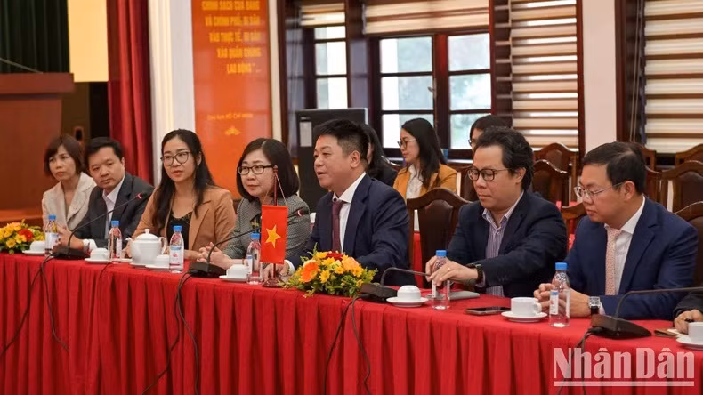 Le rédacteur en chef adjoint du journal Nhân Dân, Quê Dinh Nguyên (3e de droite à gauche), a rappelé les évolutions du journal au cours de ces 70 dernières années.