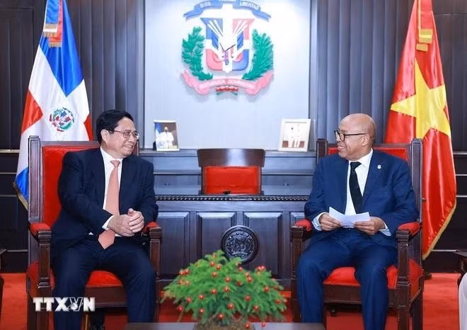 Le Premier ministre Pham Minh Chinh (à gauche) rencontre le président de la Chambre des députés Alfredo Pacheco. Photo : VNA.
