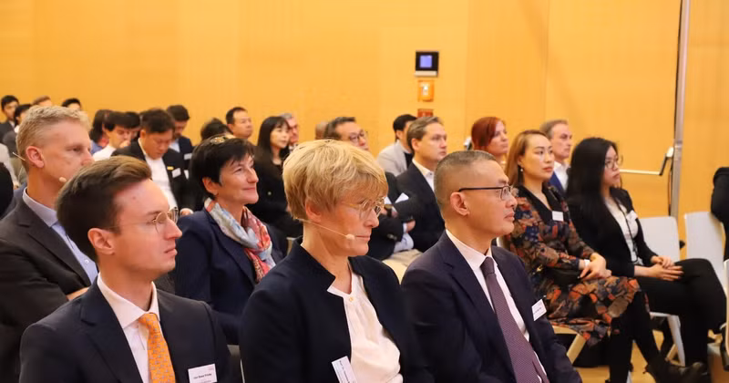 L'ambassadeur du Vietnam en Allemagne, Vu Quang Minh (3e à partir de la gauche), assiste au Vietnam Dialogue. Photo : VNA.