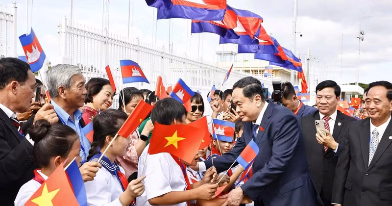 Le président de l'AN Tran Thanh Man arrive à Phnom Penh, entamant sa visite officielle au Cambodge. Photo : VNA.