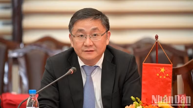 Le rédacteur en chef adjoint de Xinhua, Ren Weidong.