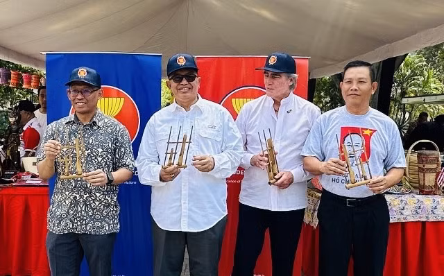 Découverte de la cuisine vietnamienne au Bazar ASEAN 2024 au Venezuela ảnh 2 Découverte de la cuisine vietnamienne au Bazar ASEAN 2024 au Venezuela ảnh 2