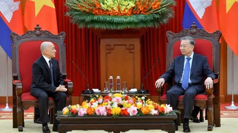 Entrevue entre le secrétaire général Tô Lâm (à droite) et le roi Norodom Sihamoni, à Hanoi, le 28 novembre. Photo : NDEL.