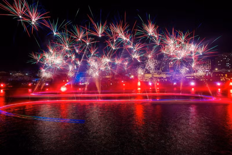 En venant à Sunset Town, les visiteurs peuvent regarder le feu d'artifice de 7 minutes à la fin du spectacle Kiss of the Sea - un spectacle multimédia sur mer le plus grand d'Asie.