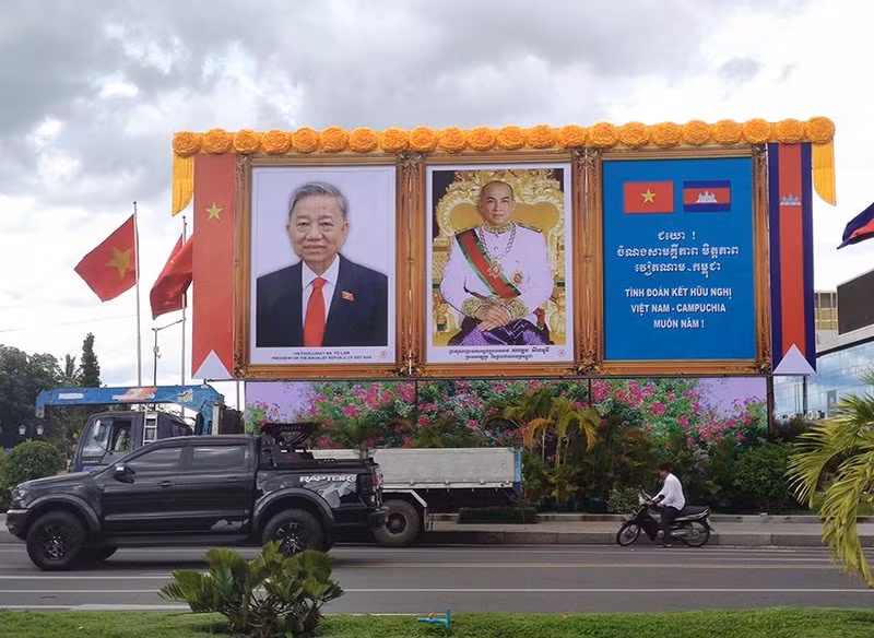 Le secrétaire général du Parti communiste vietnamien To Lam et le roi Preah Bat Samdech Preah Boromneath Norodom Sihamoni dans une rue de la capitale Phnom Penh. Photo : Nguyen Hiep