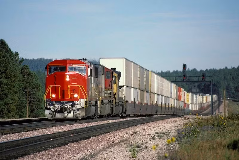 Il est possible d’éliminer la pollution de l’air causée par les trains de fret fonctionnant au diesel grâce à la conversion de la propulsion diesel vers une propulsion électrique par batterie. Photo : iStock.
