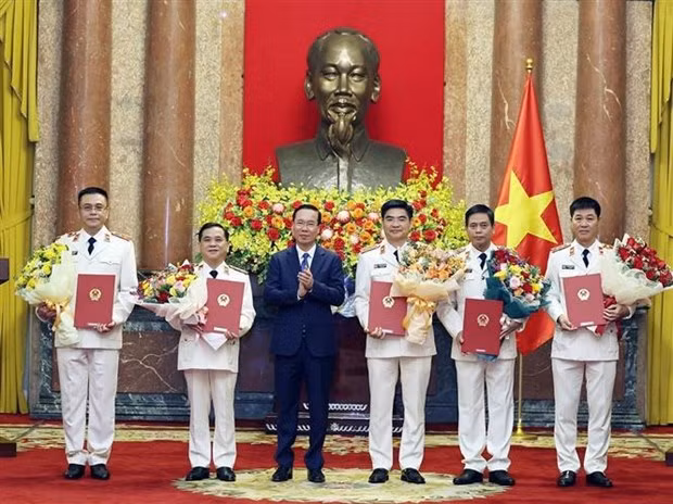 Le Président remet les décisions de nomination de procureurs du Parquet populaire suprême. Photo : VNA.