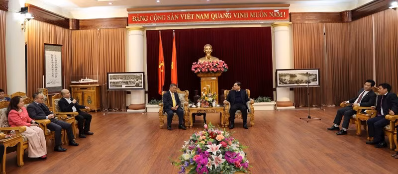 Le secrétaire du Comité provincial du Parti de Nam Dinh, Pham Gia Tuc (à droite), et Somsack Chutana, représentant en chef du Gulf au Vietnam. Photo : daidoanket