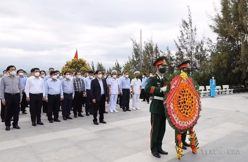Le 12 mars 2022, le Premier ministre vietnamien Pham Minh Chinh se rend au Mémorial des soldats de Gac Ma (commune de Cam Hai Dông, district de Cam Lâm, province de Khanh Hoa, au Centre du Vietnam). Photo : VNA.
