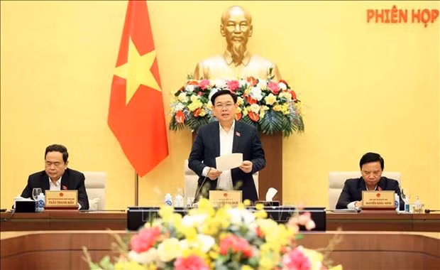 Le Président de l’AN Vuong Dinh Huê (debout, au milieu) Photo : VNA.