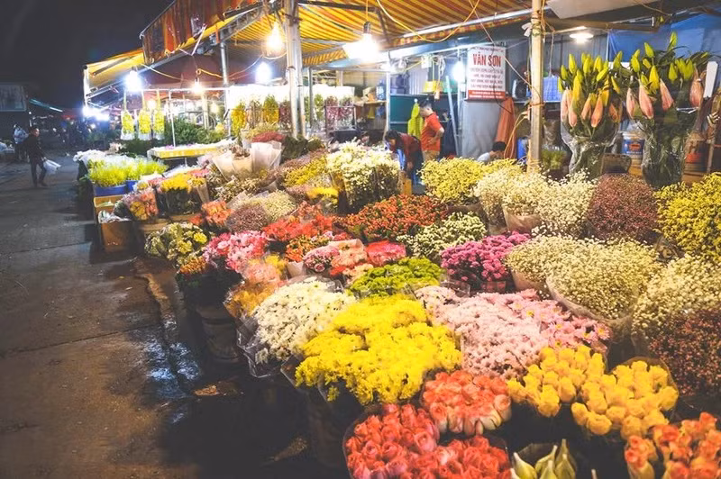 Lorsque Hanoï s’endort, le marché aux fleurs de Quang An, au contraire, connaît une effervescence incroyable.