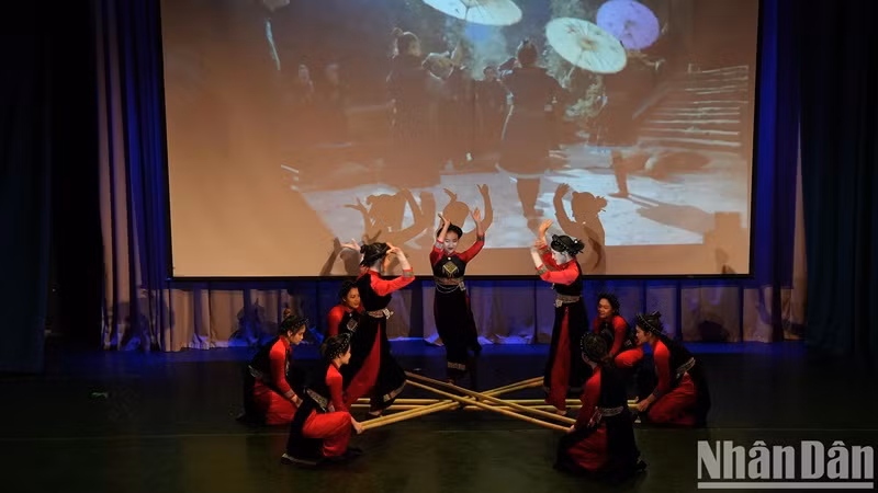 Le bambou est utilisé comme accessoire de danse dans des numéros artistiques.