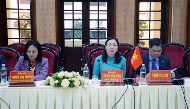 La secrétaire adjointe du Comité du Parti de Hà Nam, Dinh Thi Lua (au centre). Photo : VNA.