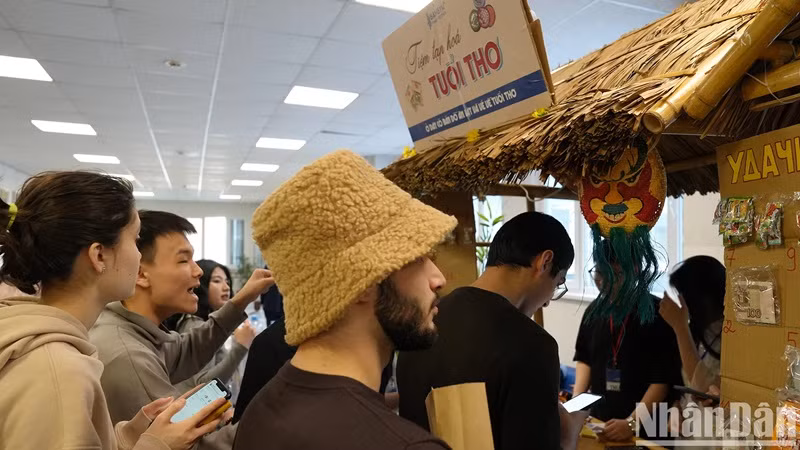 Dans le hall se trouve une épicerie « Enfance » sous la forme d’une maison en bambou au toit de chaume.