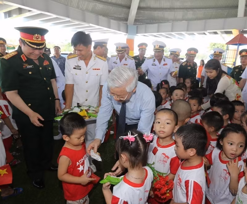 Le Secrétaire général du Parti, Nguyên Phu Trong, rend visite et offre des cadeaux aux enseignants et aux élèves de l'école maternelle Truong Sa en 2016. Photo : VNA.