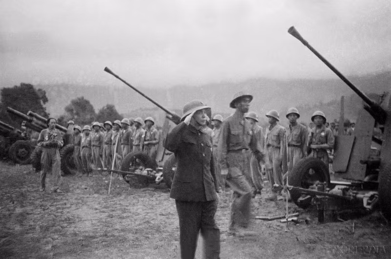Le général Vo Nguyên Giap passe en revue les unités militaires participant à la campagne de Diên Biên Phu. Photo : VNA.
