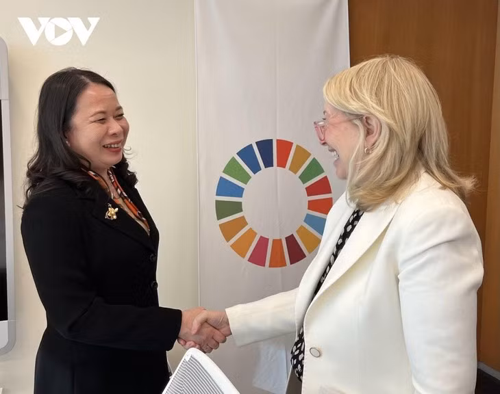 La Vice-Présidente vietnamienne, Vo Thi Anh Xuân (à gauche) et Catherine Mary Russell, directrice générale de l’UNICEF. Photo : VOV. 