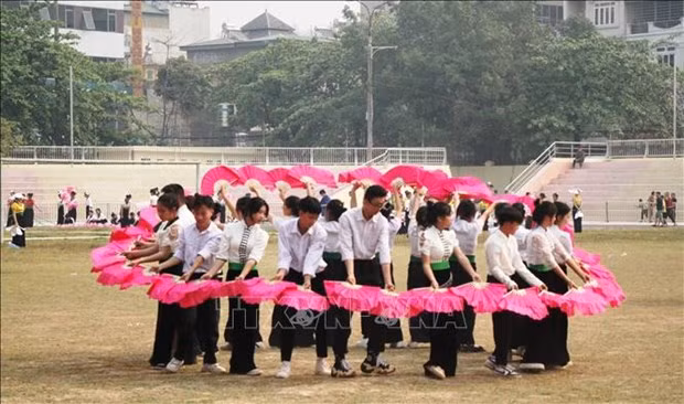 Plus de 2.000 personnes participent à une danse xoè. Photo : VNA.