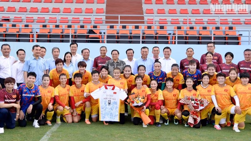 Le Premier ministre Pham Minh Chinh et des joueuses vietnamiennes. Photo : NDEL.