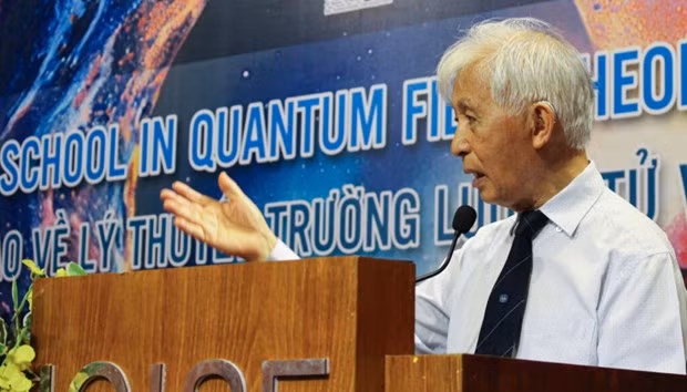 Le professeur Trân Thanh Vân à la séance d'ouverture de l’École d'été avancée en théorie quantique des champs et gravité quantique, le 10 juillet à l'ICISE. Photo : CVN.
