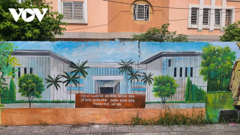 Le siège du comité du district de Long Biên est également inclus dans le projet de fresques murales. Le siège du comité du district de Long Biên est également inclus dans le projet de fresques murales.