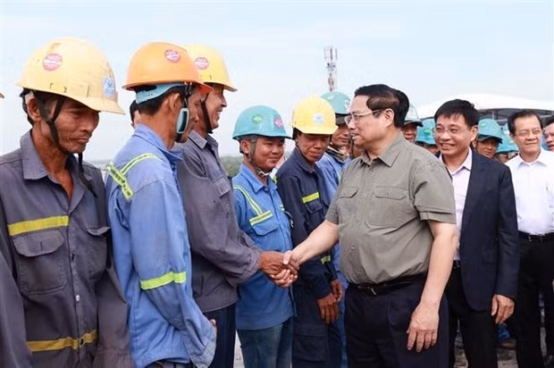 Le Premier ministre et la mission l’accompagnant sur le chantier de construction du pont My Thuan 2. Photo : VNA.